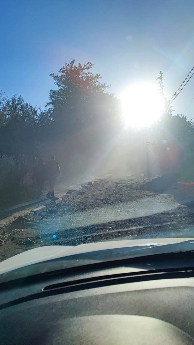 Pabloaiken's tweet photo. @MuniLaFlorida, no logro entender el motivo de porqué esta calle ubicada en San Francisco/Panul, sigue siendo de tierra (año 2022) cuando el tráfico en las horas puntas es altísimo, generando una horrible nube de humo. Siendo la única alternativa a la salida de Alto Macul. https://t.co/3PpEfe63mY