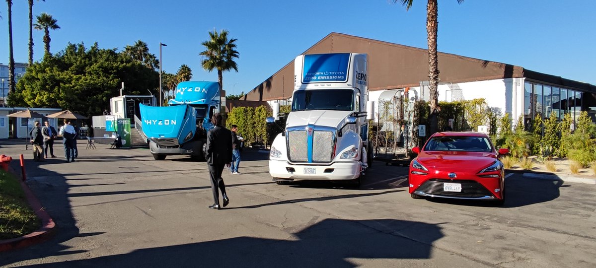 hydrogenLOHC's tweet photo. Hydrogenious ➡️ USA! 🌎 Our Head of Business Development Rafael Schmidt was at the #CatalystH2 event organized by the @GHC_hydrogen and @StrategenNews in Long Beach last week! And with around 500 attendees, it was a big #hydrogen #conference. (1/4) https://t.co/jOXQ4HLT5m