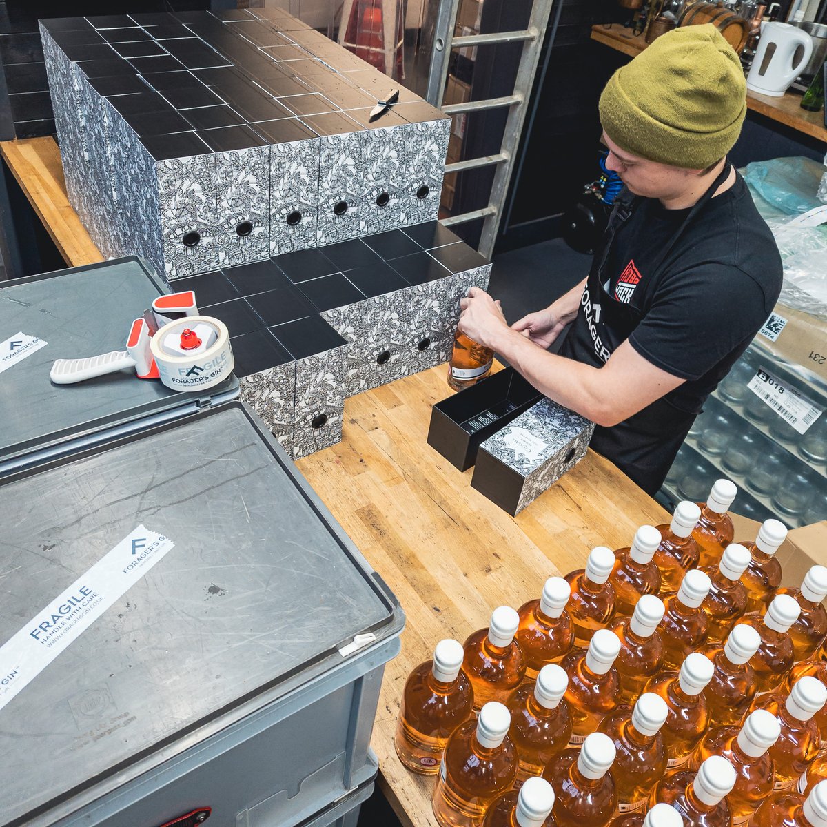 ForagersGin's tweet image. Prepping this year's fabulous @Clogau 
collaboration to go out!

#clogaugold #foragersgin