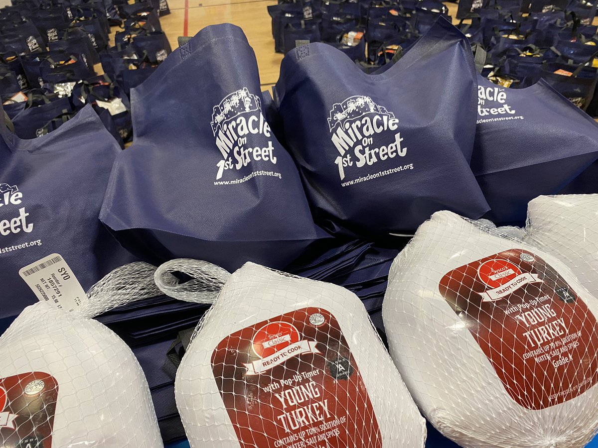 tina_patel's tweet photo. Former Gov @Schwarzenegger will be handing out free turkeys at the Hollenbeck Youth Center this morning. He and Tom Arnold have been supporting the Miracle on 1st event for 30+ years. @CBSLA https://t.co/MkNSJBsFj4