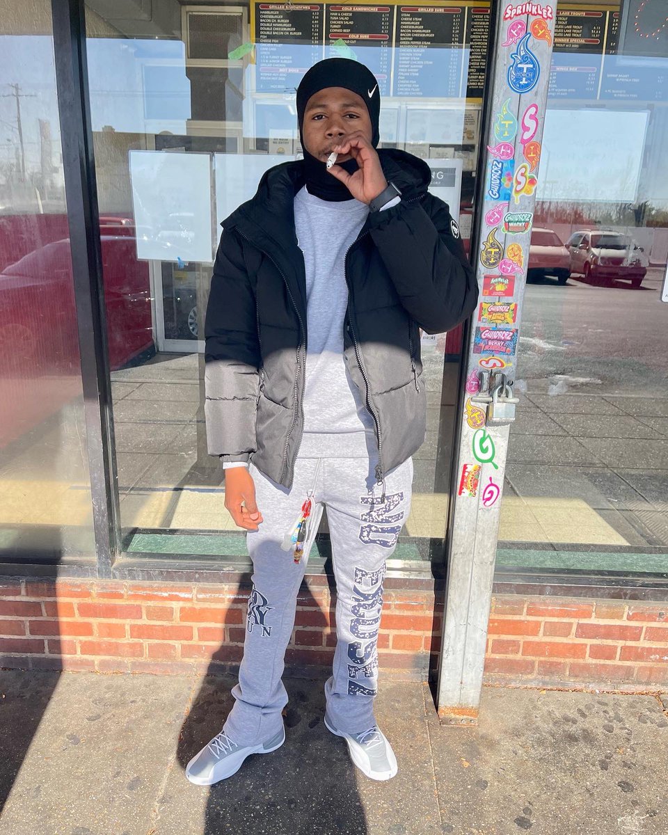 TFLYoungin's tweet photo. Niggas can’t even show me a dollar that use to talk money 🫠🤣 Ea💤 y Money 💵… #Forever30BallKK💚 #ForeverDnic🖤 #FreeDaBand🎸 https://t.co/yYQnNxcU0I