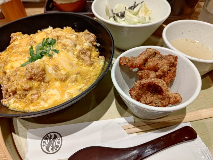 お昼に食べた名古屋コーチンミンチ親子丼。
ご飯は麦飯、出汁の効いたオムレツみたいな感じで面白くて美味しい。
噛みごたえのある食感がないのを見越してなのか追加メニューにあった唐揚げ2つがイイ感じに補完してくれる 