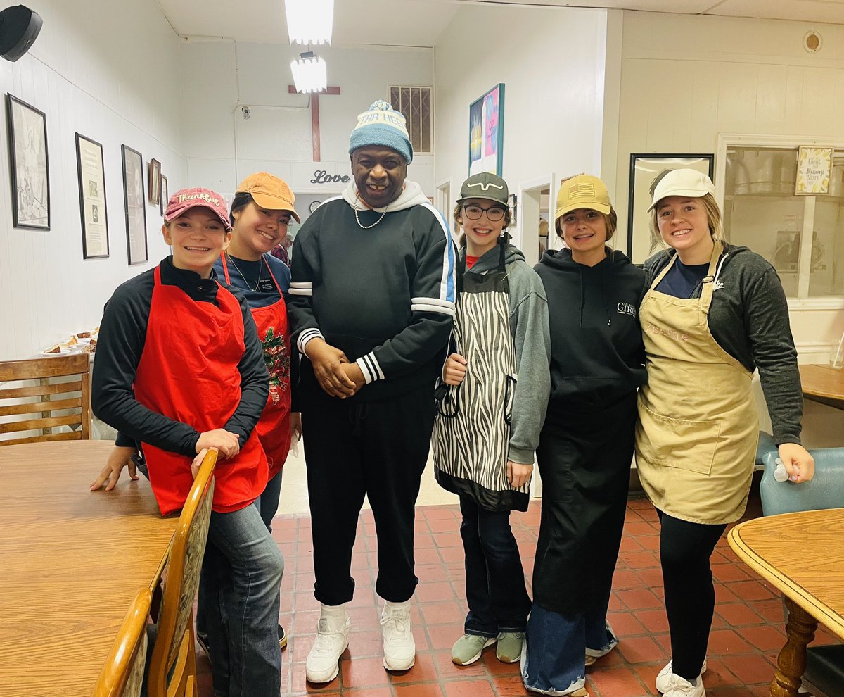 lcs_lincolnton's tweet photo. This week the Creative Writing Nest Group was able to serve at Christian Ministries, they helped prepare & serve lunch, sort food items & pack bags of candy! About every Friday we have a Nest group from MS serve at Christian Ministries.
#lincolncharterexperience #lcsservice https://t.co/2Jy6QV4Prl