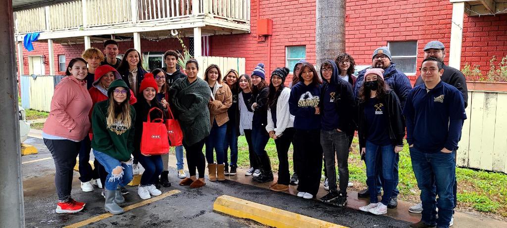 Our Kiwanis Club of Edinburg members along with members of Edinburg North HS Key Club attending this years Edinburg Cares event helping hand out turkeys in our community.