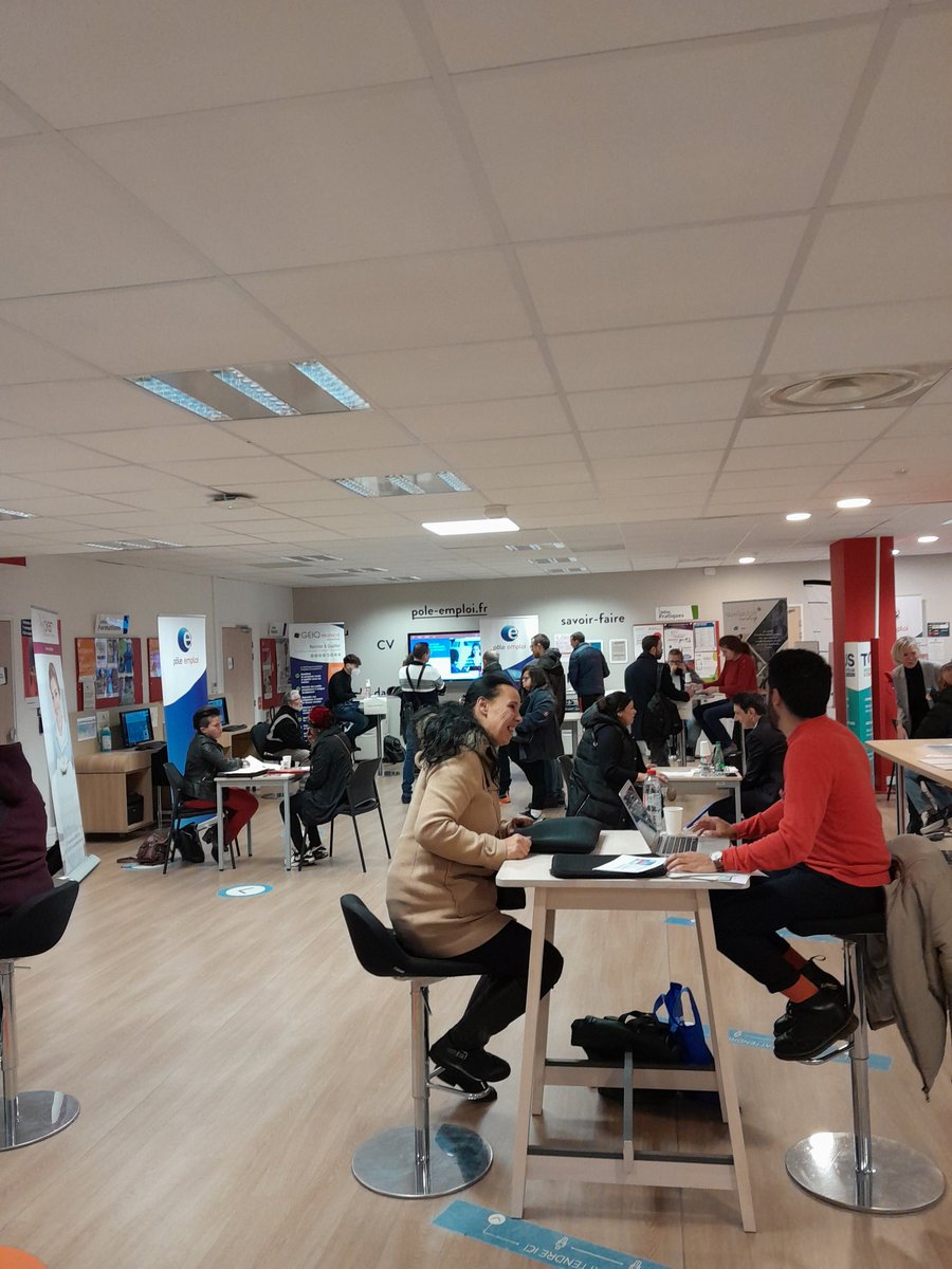 #ReussirSansAttendre J1 au Pôle Emploi de #LilleVaucanson. Près de 60 personnes reçues dans le cadre du recrutement SAP/Santé. Chercheurs d'emplois et Employeurs satisfaits 👏👏👏. On continue demain avec le #HRT.
