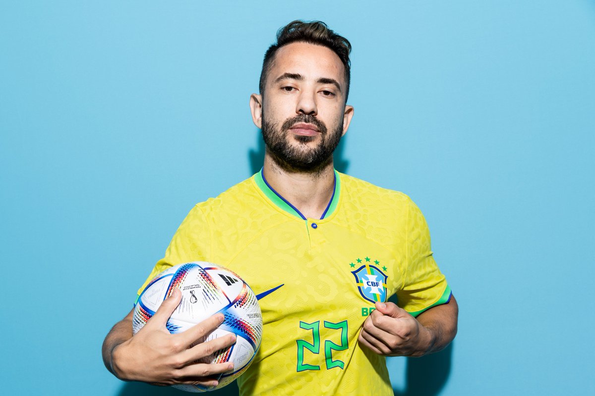 fifaworldcup_pt's tweet photo. Foi aqui que pediram foto dos três craques do @Flamengo nesta #CopaDoMundoFIFA?

🇺🇾 @GiorgiandeA
🇧🇷 @Pedro9oficial e @evertonri https://t.co/DvSaQHygQy