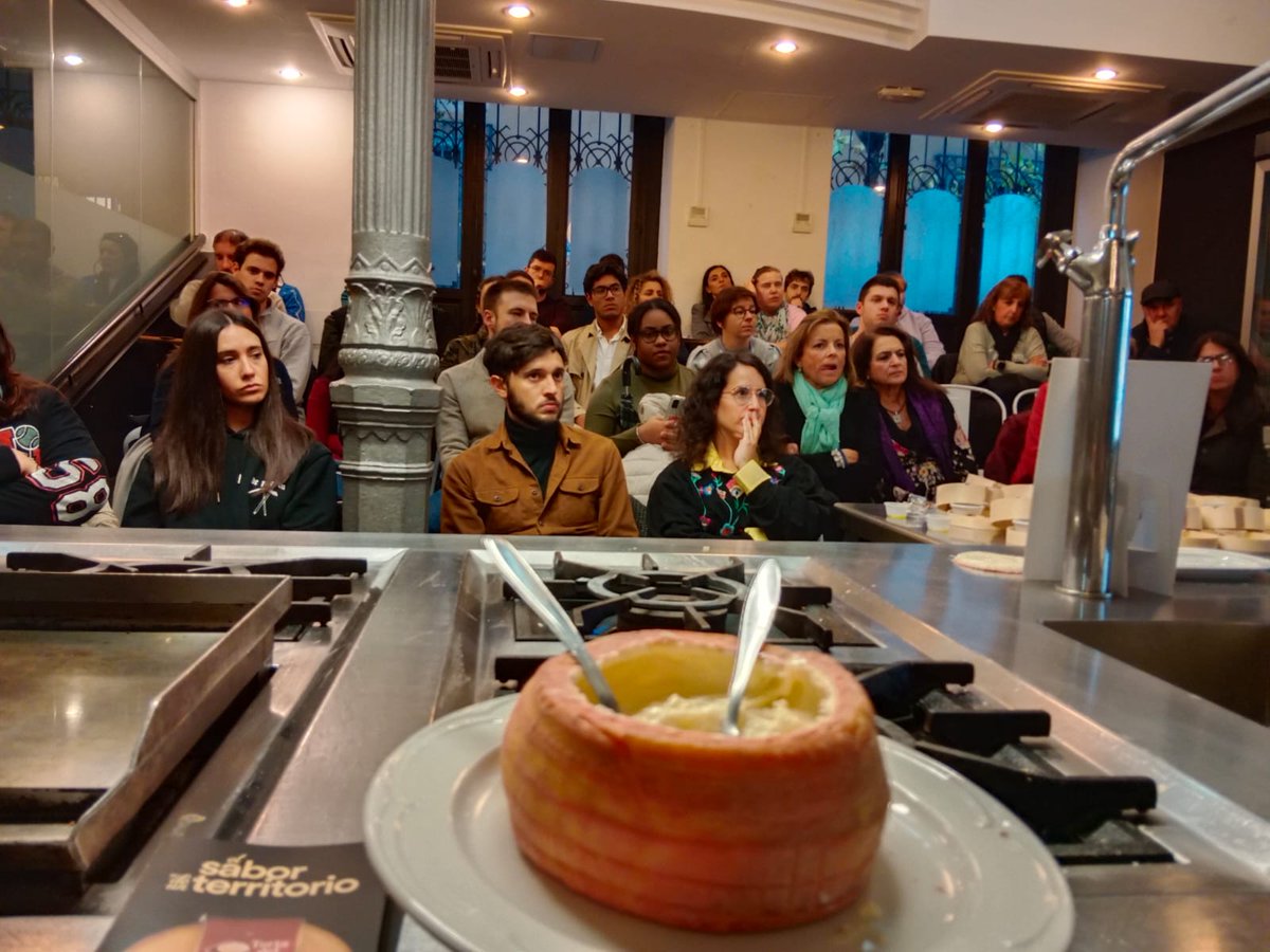 tortacasar's tweet photo. 😍¡Lo mejor de #Extremadura llega a #Madrid!
👉Hoy estamos en @ACYRE_, de la mano del @rtecasaclaudio, que ha mostrado a un total de 40 cocineros de la capital, las bondades de la #TortadelCasar
#ACYRE #Gastronomia
@AlimentosdeExtr @OrigenEspana @Alimentacion_es https://t.co/h8VgqZRBcg
