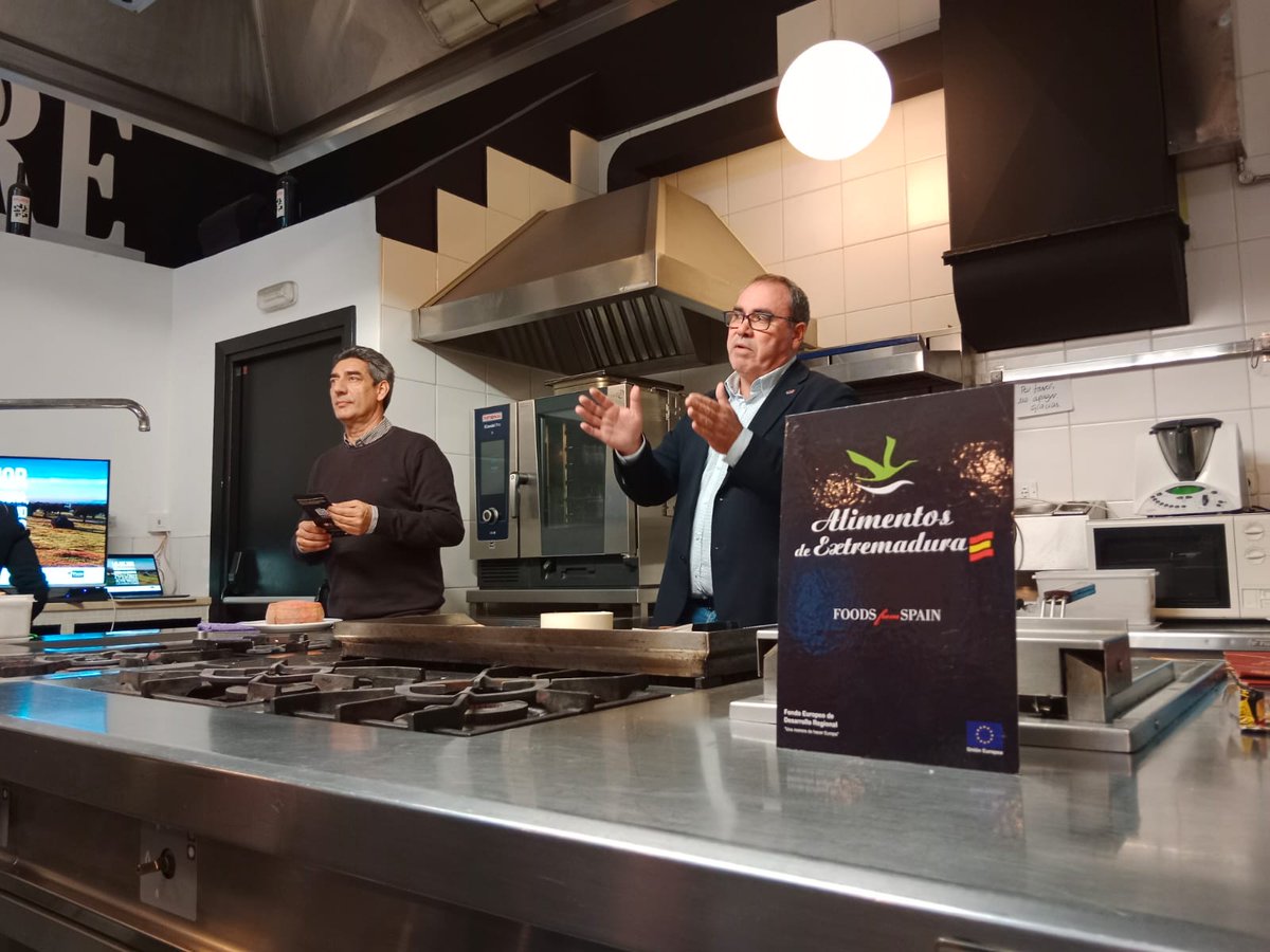 tortacasar's tweet photo. 😍¡Lo mejor de #Extremadura llega a #Madrid!
👉Hoy estamos en @ACYRE_, de la mano del @rtecasaclaudio, que ha mostrado a un total de 40 cocineros de la capital, las bondades de la #TortadelCasar
#ACYRE #Gastronomia
@AlimentosdeExtr @OrigenEspana @Alimentacion_es https://t.co/h8VgqZRBcg