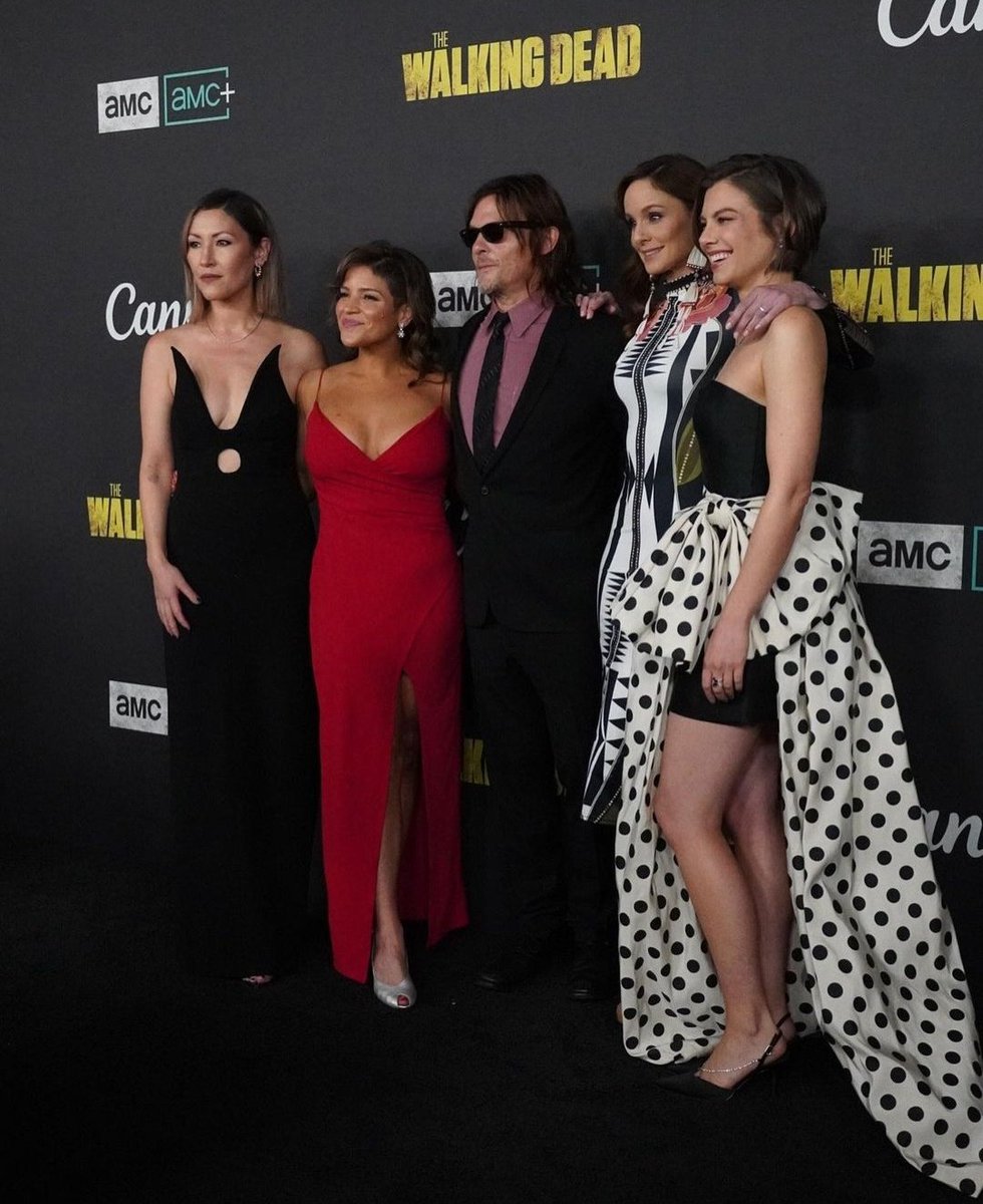 cohanthinker's tweet photo. her dress in the last night... https://t.co/r3nfEvMuCr