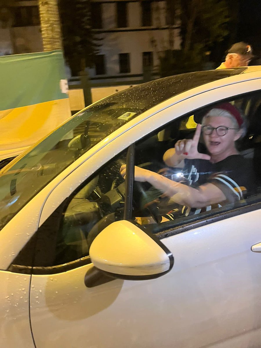 de88118718's tweet photo. Esquerdista passa na frente das manifestações pacífica várias vezes buzinando e fazendo o L. Joga o carro sobre os manifestantes e quando faz a ré, bate no carro da PM. Resultado: estava embriagada, documentos do carro vencidos. #Fazuelle https://t.co/N6CuG7HAIZ