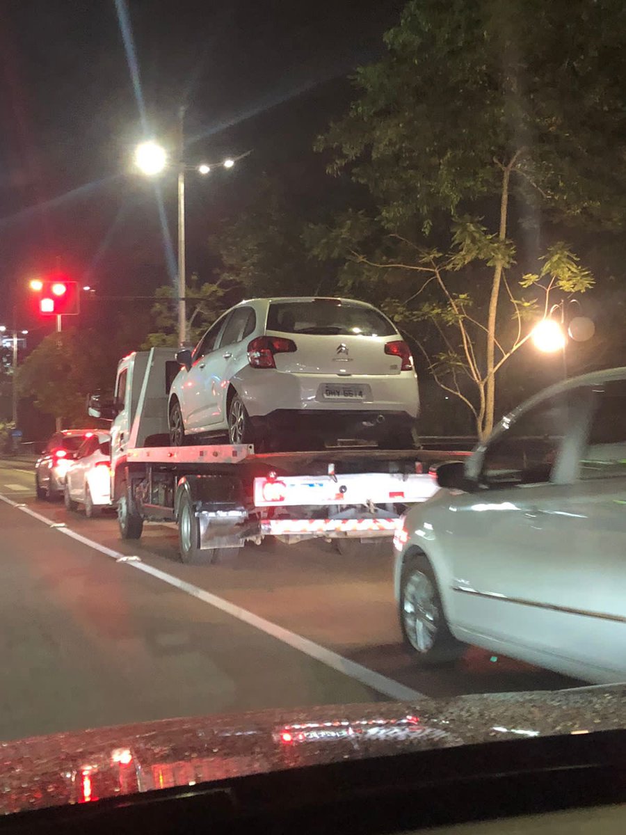de88118718's tweet photo. Esquerdista passa na frente das manifestações pacífica várias vezes buzinando e fazendo o L. Joga o carro sobre os manifestantes e quando faz a ré, bate no carro da PM. Resultado: estava embriagada, documentos do carro vencidos. #Fazuelle https://t.co/N6CuG7HAIZ
