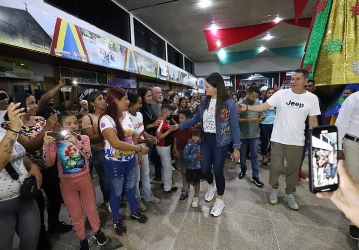anafuentespsuv's tweet photo. ue un honor para mi compartir con todos los que estuvieron presentes, estos trabajos forman parte de una primera fase, seguiremos trabajando para acondicionar correctamente el terminal, que es el lugar por donde llegan la mayor cantidad de visitantes al municipio 
 🛣️❤️

#Maturin https://t.co/5G0EnUUEw9