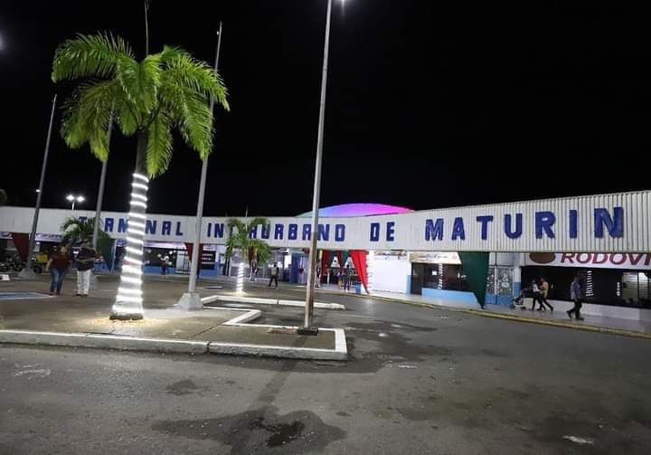 anafuentespsuv's tweet photo. ue un honor para mi compartir con todos los que estuvieron presentes, estos trabajos forman parte de una primera fase, seguiremos trabajando para acondicionar correctamente el terminal, que es el lugar por donde llegan la mayor cantidad de visitantes al municipio 
 🛣️❤️

#Maturin https://t.co/5G0EnUUEw9