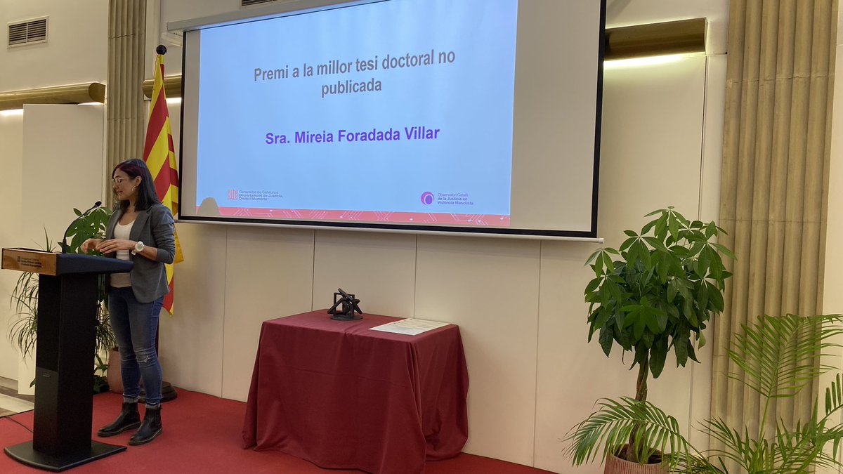cejfe's tweet photo. 🏆 Premi a la millor tesi doctoral
@giselatorns entrega el diploma a la Sra. Mireia Foradad per la tesi doctoral:
“Jovenes tuteladas: el capital social un recurso empoderante frente a las violencias machistas y otras formas de vulnerabilidad”
#PremisOCJVM https://t.co/M2PBCvT4XK