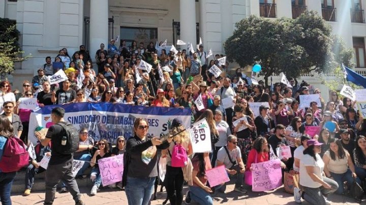 ccu_federacion's tweet photo. Chile. Las y los trabajadores de la enseñanza de Ñuñoa en paro: Se multiplica el maltrato a la labor educativa https://t.co/7EW8Ea9CjZ https://t.co/Kw4SJnUXbW
