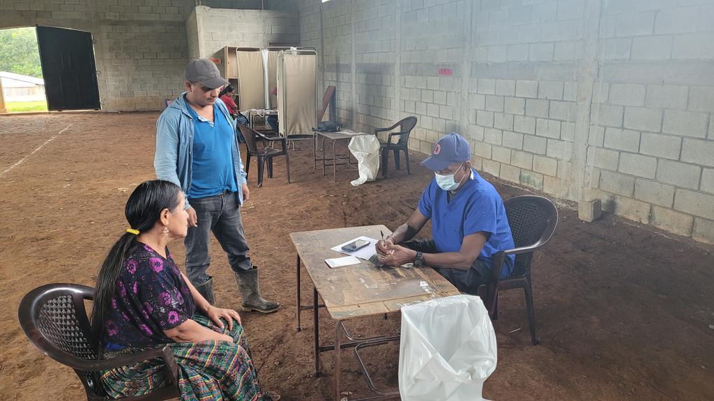 DrReynerio's tweet photo. "Somos un país pequeño, pero este país pequeño ha podido demostrar cuánto se puede cuando se quiere, cuánto se puede si los recursos humanos de cualquier país son bien utilizados."
Jornada médica en aldea Rumor 1, Tzetún, Ixcán.
#FidelPorSiempre
#CubaCoopera
#MejorSinBolqueo https://t.co/pxelkTuee8