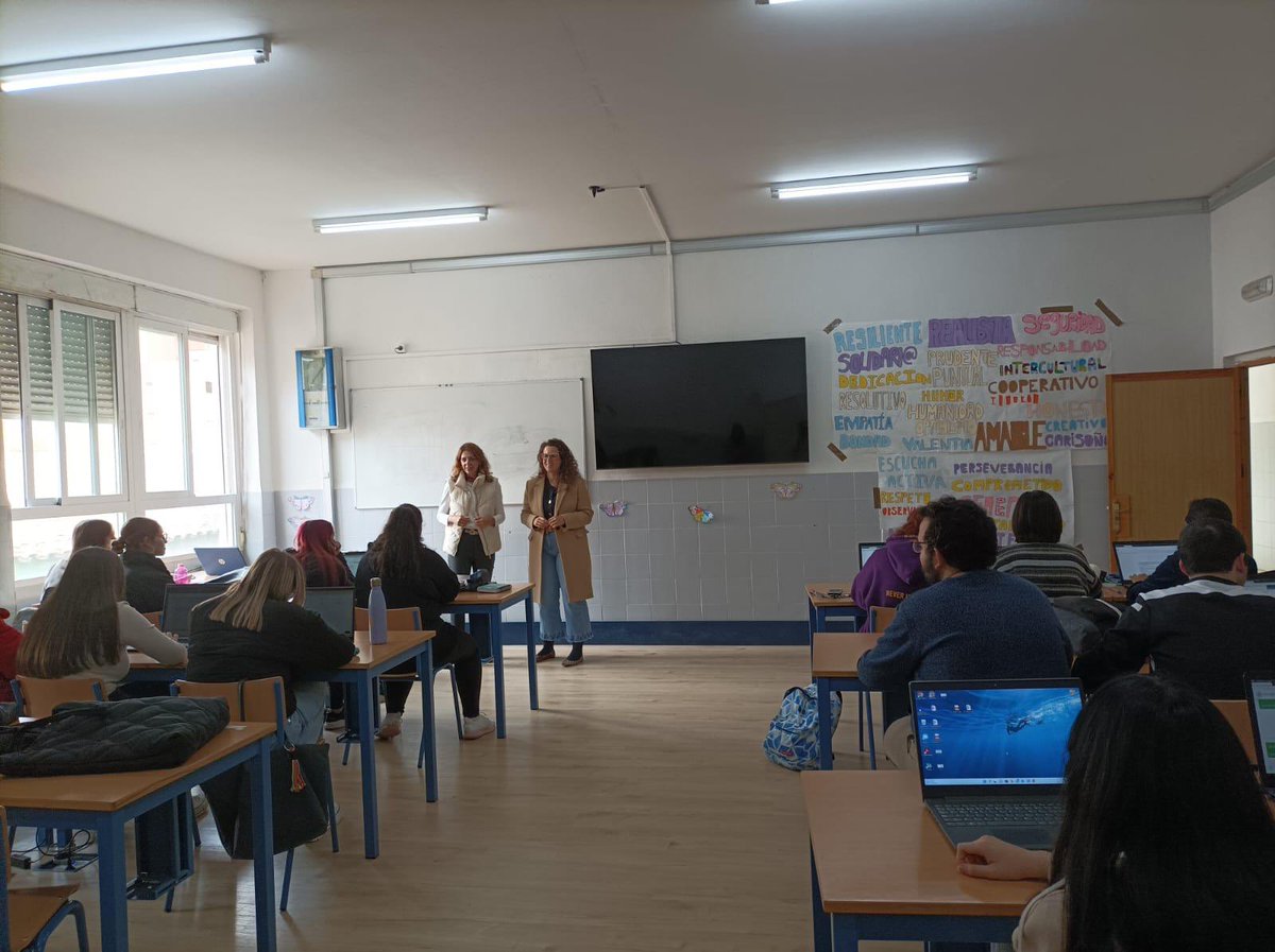 He asistido a una de las actividades q se están llevando a cabo en #IES de #Jaén y #Linares,ha sido especial xq he vuelto donde yo estudié☺️

💪🏾La actividad potenciará las fortalezas de los jóvenes y ayudará a vencer barreras q dificultan su desarrollo personal y laboral