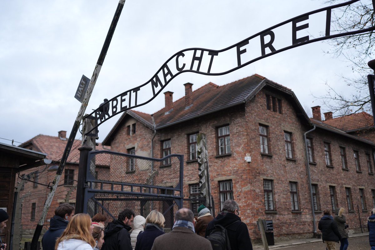 vpecresse's tweet photo. Visite bouleversante du camp d'#Auschwitz avec 7 lycées franciliens grâce au partenariat entre @Shoah_Memorial &amp; Région @iledefrance en présence du Ministre  @PapNdiaye. 

Face à la barbarie nazie, notre devoir : transmettre aux jeunes l'urgence du combat contre l'antisémitisme. https://t.co/foBv08j22o