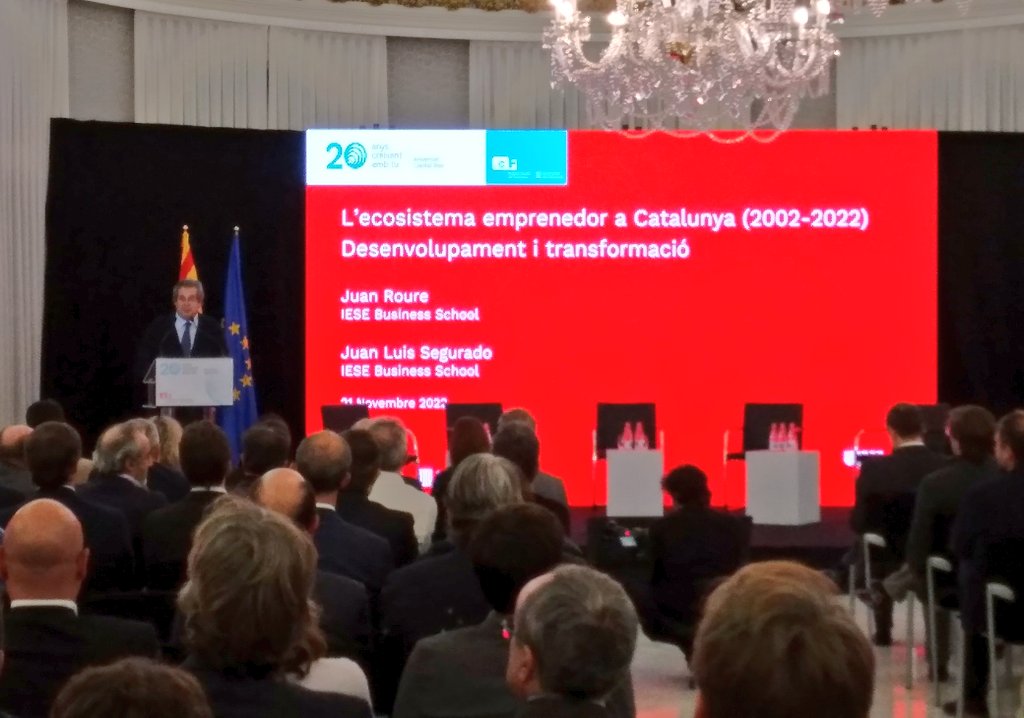icfcat's tweet photo. 💬 "L'ecosistema emprenedor de Catalunya està entre els 5 primers ecosistemes emergents a Europa i els 100 del món"

Presentació de l'estudi d'@iesebschool "L'ecosistema emprenedor a Catalunya", a càrrec del professor Joan Roure.

#AniversariCapitalRiscICF https://t.co/jwYhXhhUij