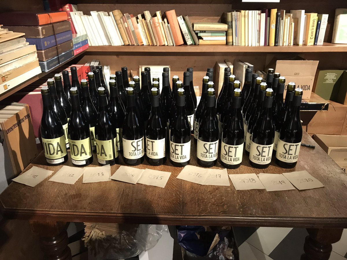 Todo a punto para la cata vertical 2011-2020 de 'Set tota la Vida', el proyecto vinícola de <a href="/EstonesVins/">Estones</a> y <a href="/MishimaBCN/">MISHIMA</a> <a href="/domontsant/">domontsant</a> en <a href="/OnaLlibres/">Ona Llibres</a> #Barcelona 
Feliz con los reencuentros 😍