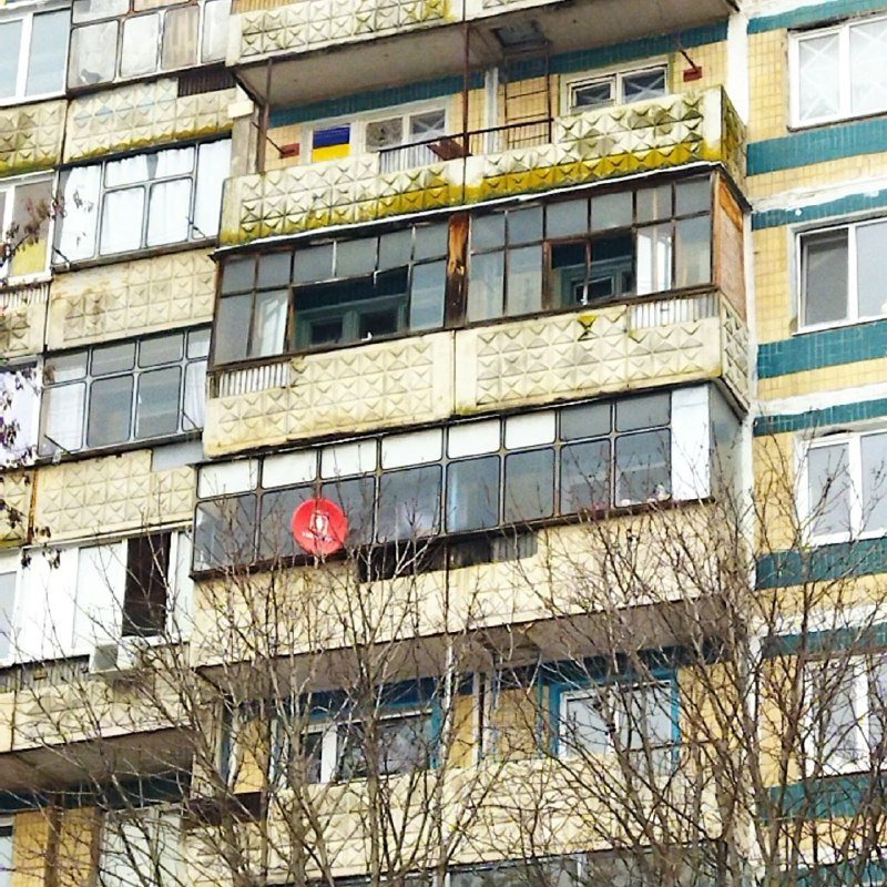 А это Белгород. Колаборант повесил флаг украины, обклеил окна. 
Адрес дома Шаландина 17 . Интересно в Белгороде много не определившихся или всё таки есть мужчины?