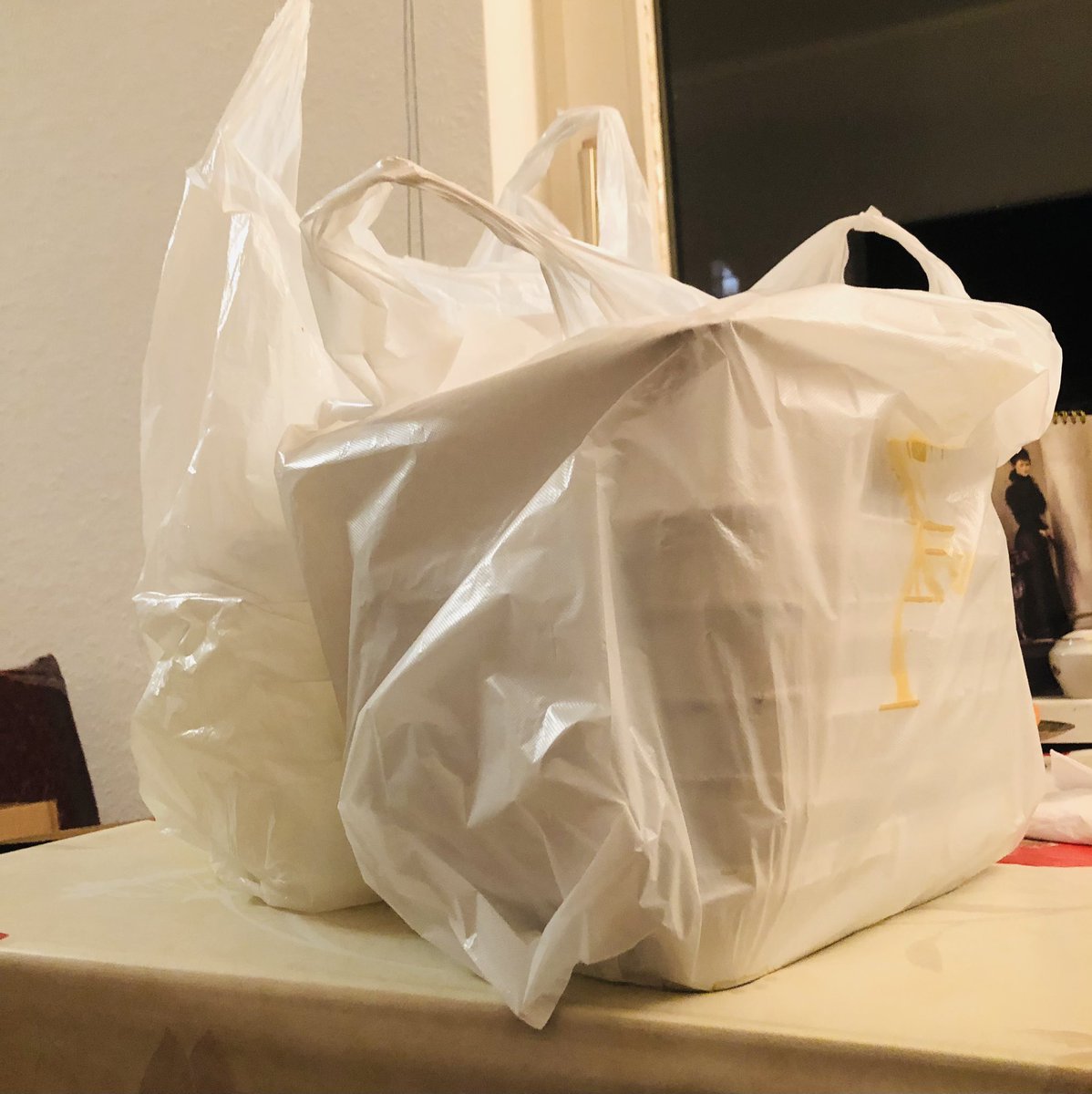 ypical_writer's tweet image. Wieso hab ich Essen für 4(!) bestellt?
#JuneStyle 😬🤣