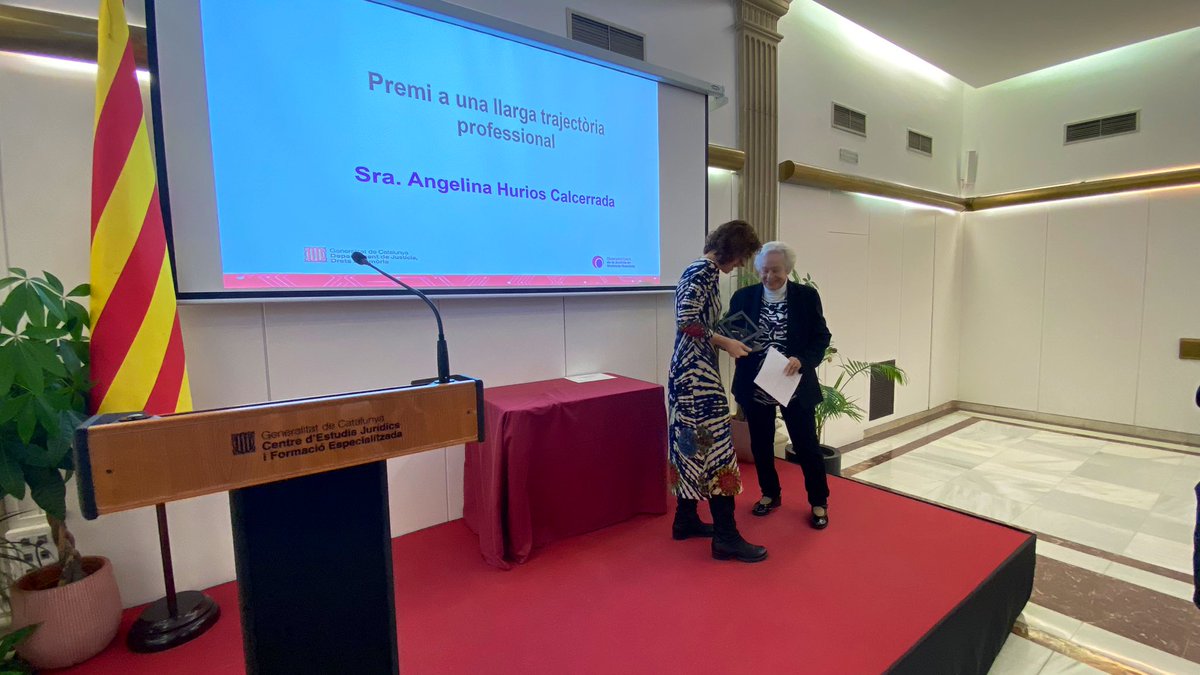 cejfe's tweet photo. 🏆 Premi a tota una trajectòria dedicada a l’erradicació de les violències masclistes
@gemmaubasart consellera de @justiciacat entrega el diploma a la Sra. Angelia Hurios, jurista i advocada
#PremisOCJVM https://t.co/41vD39DPqG