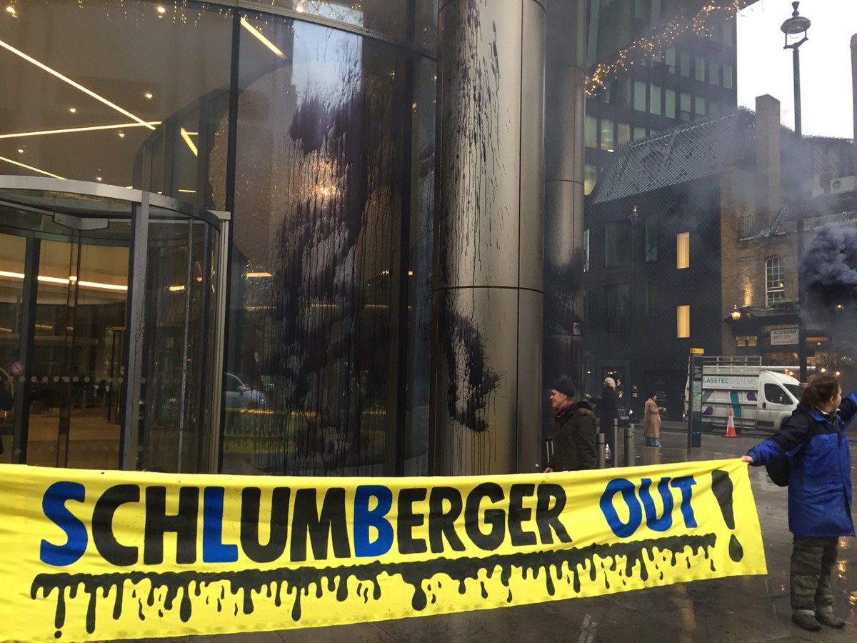 Today, XR activists sprayed fake oil onto Schlumberger's HQ in London as part of a day of action demanding that orgs #CutTheTiesToFossilFuels

@Cambridge_Uni has deep ties to the world's largest oilfield provider. It's time to kick #SchlumbergerOut

Great job @ExtinctionR!💚

1/3