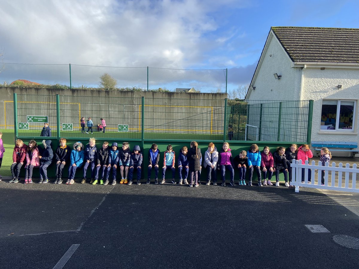 clonmoney's tweet photo. 3rd class were inspired by the final of Irelands Fittest Family last night 💪🏻#wallsits #howlowcanyougo #irelandsfittestfamily https://t.co/978GkjkSp4