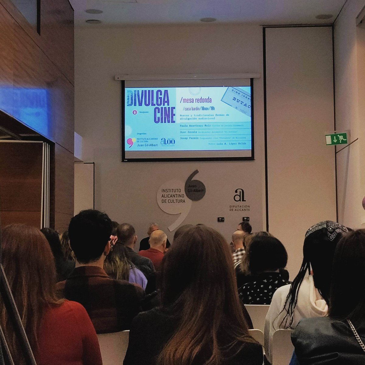 La IV Edición de <a href="/divulgacine_es/">divulgacine</a> se abrió el viernes con un interesante debate sobre crítica, criterios, egos y presentes.

Con tanta presencia postadolescente, no nos hemos podido resistir a hacer una "crítica constructiva" de lo que vivimos.

alicantelivemusic.com/divulgacine-so…