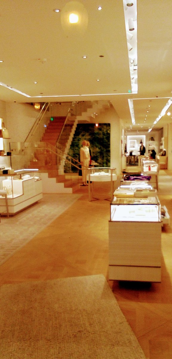 Kelle09964618's tweet photo. Very sexy, yet inviting...you feel as though #Dior is beckoning you...you can't resist...go ahead and indulge all of your senses in these sumptuous luxurious French offerings... #windowshopping #styke #fashion #photography https://t.co/wKnqXjLcAN