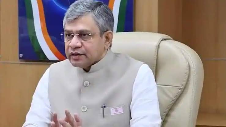 FactlySanjeev's tweet image. In order to keep scoring for @BJP4India, @AshwiniVaishnaw  brought bat straight down to hole out the Yorker
*In a letter in #Odia, #RailwayMinister 'holed' out the Yorker by saying "Project in #ORIDL pitch"
* After digging out Yorker, watch out 4 reverse swing frm @bjd_odisha