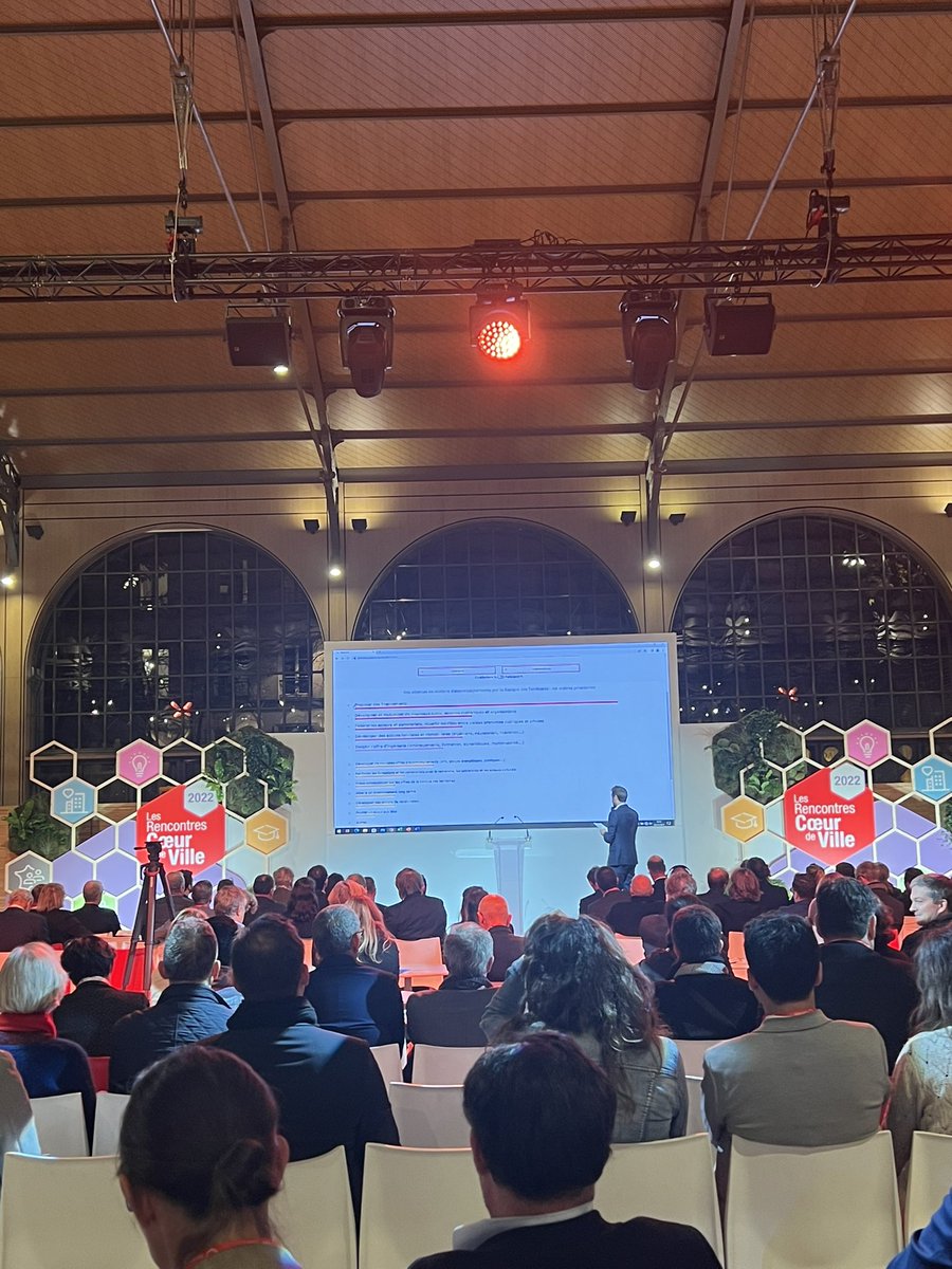 Les Rencontres #ActionCoeurDeVille, plénière de clôture avec @barbier_maxime de @bluenove qui restitue les ateliers de #brainstorming afin de construire la suite du programme !