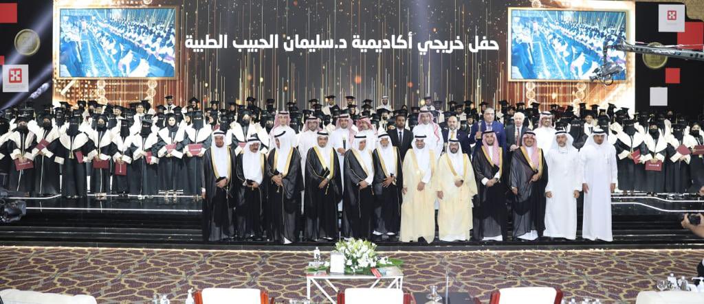 جداً فخور بهذه السواعد الوطنية وهي تتحول من مقاعد الدراسة الى مقاعد العمل ب #مجموعة_د_سليمان_الحبيب_الطبية ويساهمون في إزدهار ورفعة وطن شامخ في ظل قيادة سيدي ومولاي خادم الحرمين الشريفين وولي عهده الأمين 

والقادم أجمل بأذن العلي القدير