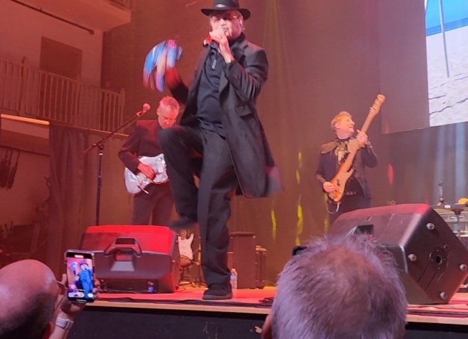 DarleneAndASong's tweet photo. When Micky Dolenz kicks his right leg up during his concert you know you're in for a great time.
PRO TIP: Micky Dolenz ALWAYS kicks that right leg up in concert! #Kick #Bam #GreatTime #GreatConcert #MickyDolenz #DesPlainesTheatre https://t.co/tr6Q58h1M7
