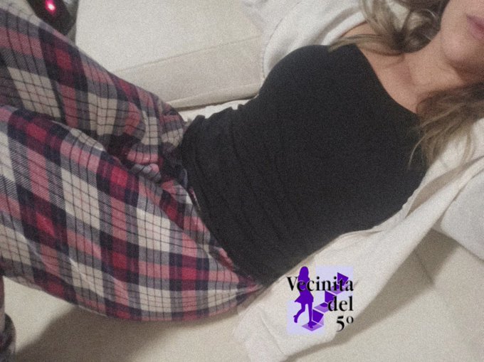 Este es mi plan de hoy.. tirada en el sof&aacute; y yo dir&iacute;a que un poco malita... Necesito mimosss 😭😭 https://t<a href="/tag/miercolesdeculo"class="tags"><span>#miercolesdeculo</span></a>