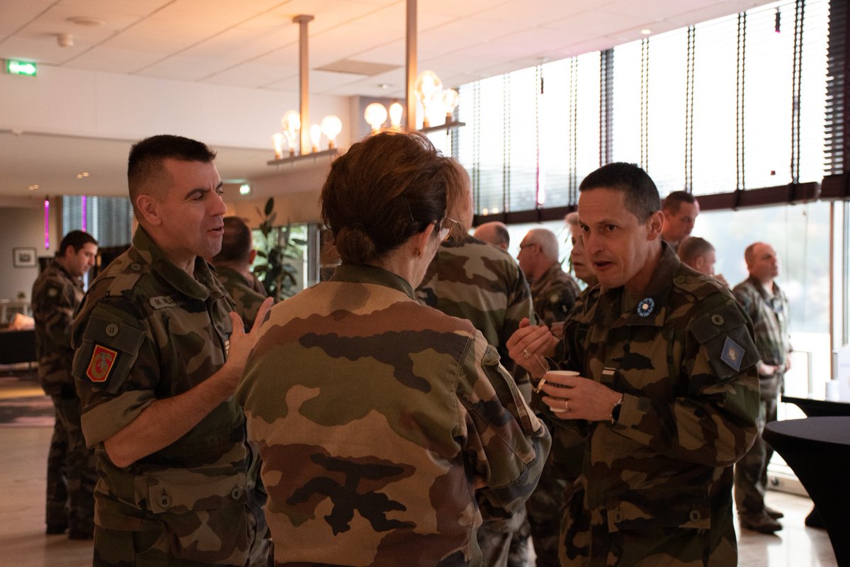 CFM_Terre's tweet photo. 💬 Debrief des concertants du #CFMT à l'issue de cette première journée de travaux, ponctuée par des interventions du #COMTN @defensemobilite et #DMD27 sur le thème "militaire et après".
#CohésionDéfense #RHTerre https://t.co/FvdO6zNVy8