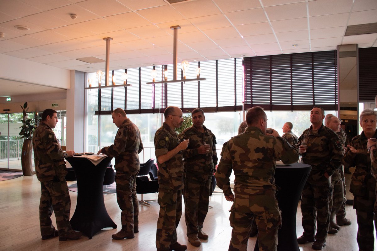 CFM_Terre's tweet photo. 💬 Debrief des concertants du #CFMT à l'issue de cette première journée de travaux, ponctuée par des interventions du #COMTN @defensemobilite et #DMD27 sur le thème "militaire et après".
#CohésionDéfense #RHTerre https://t.co/FvdO6zNVy8