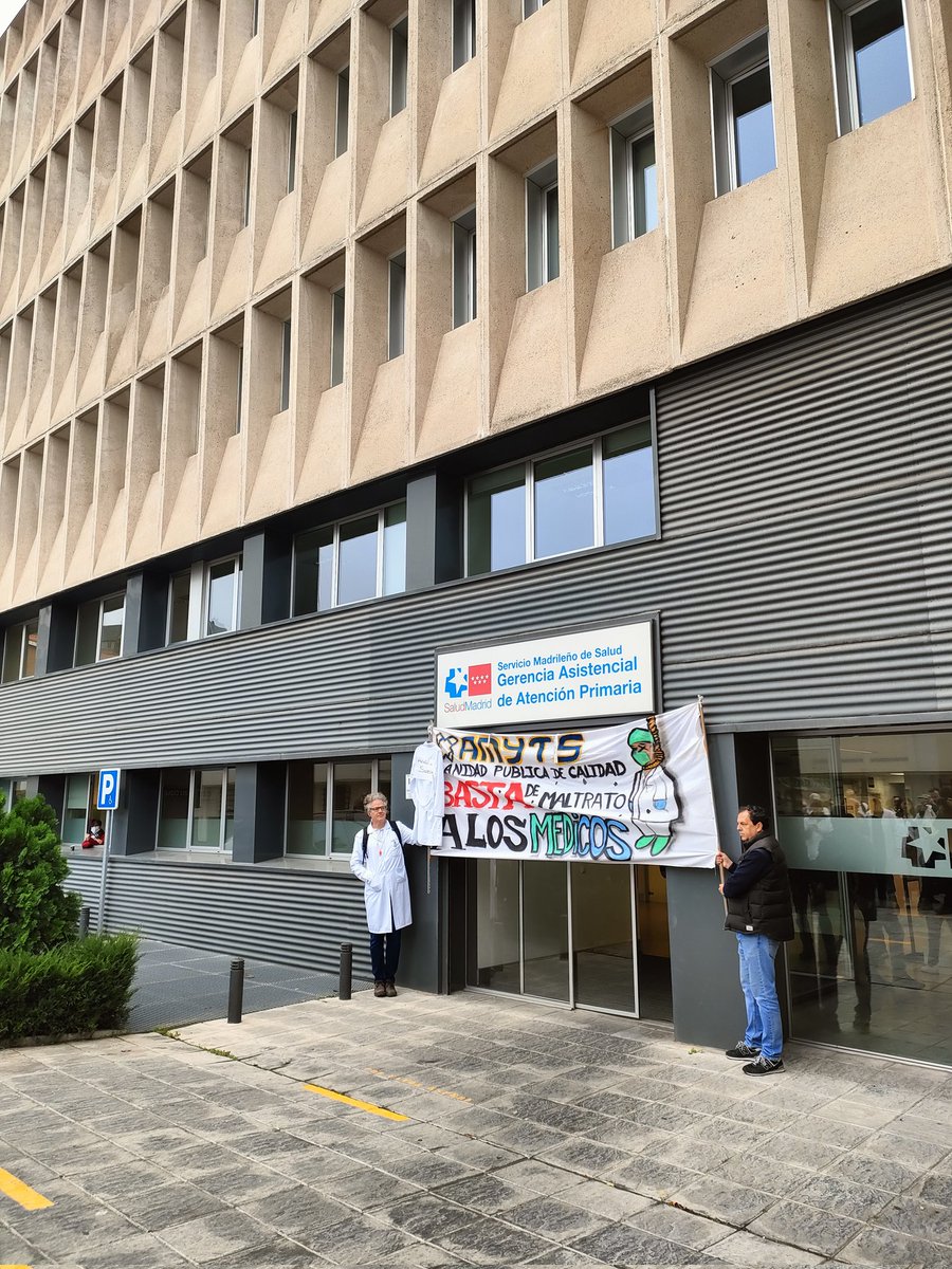 Irenematecalvo's tweet photo. Estamos en huelga para reclamar más medios para cuidaros mejor: 

MÁS: + tiempo por paciente, + personal, + medios

MENOS: - listas de pacientes infinitas, - precariedad,- burocracia en consulta https://t.co/8NbS3qrHzw