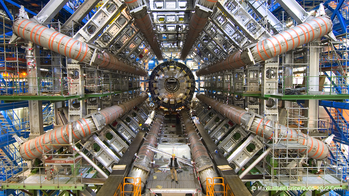 #Réponse #Quiz #ÉtonnantsInfinis 📚
 
✅ Le détecteur <a href="/ATLASexperiment/">ATLAS Experiment</a> au <a href="/CERN/">CERN</a> est le colosse du #LHC.
 
Avec ses 45 m de long pour 25 m de haut, sa taille est de l’ordre d’un immeuble de 8 étages ! C’est une véritable cathédrale dédiée à l’étude des particules.