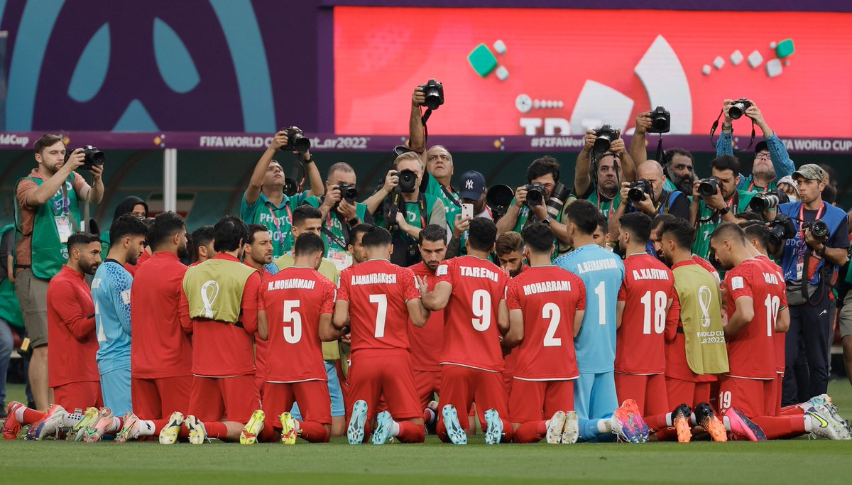 master_cracks's tweet photo. La imagen de los jugadores de Irán protestando contra su régimen conmovió al mundo. Se exponen a -cuando menos- ser expulsados de la selección. Acciones como estas solo son posibles cuando hay compromiso y sentimiento de EQUIPO #QatarWorldCup2022  #IranRevolution #MasterCracks https://t.co/askmfN9drs