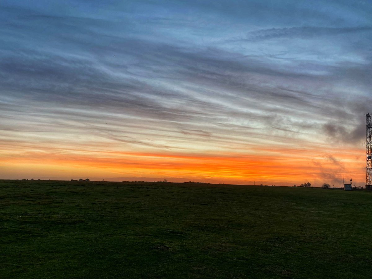 Loubelle73's tweet photo. Sunday skies ❤️ #cheltenham #cleevehill #@CleeveCommon #GLOUCESTERSHIRE #CHELTENHAM xx https://t.co/5xpwuliE6C