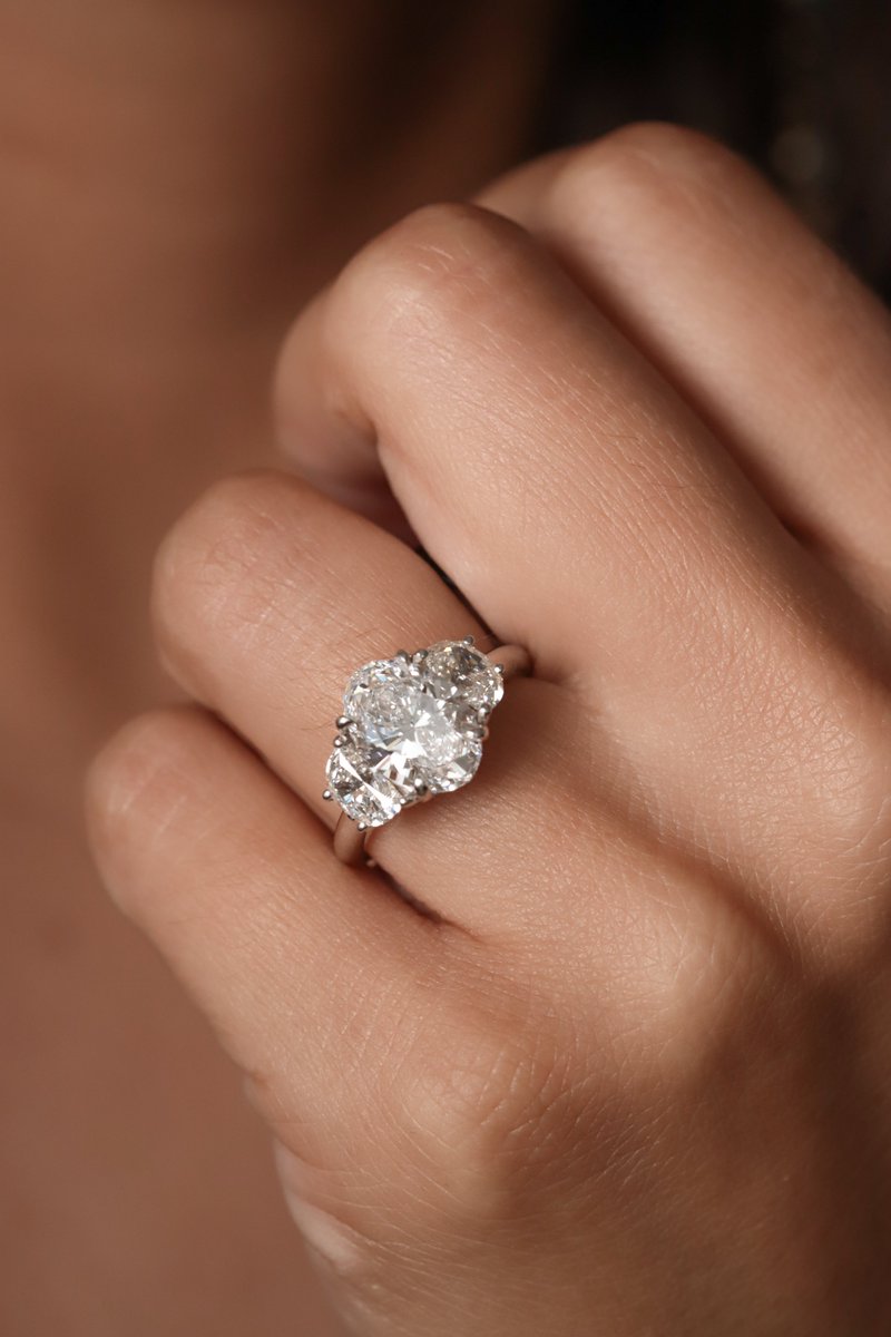 DandGWarehouse's tweet photo. The ultimate statement for when you walk down the aisle โจ
Ring Details:
3.11ct Center Stone F/Vs1
Oval Three Stone Ring with Half Moon Side Stones
2 x 1.13ct Side Stones G/Vs
Message us for pricing
#threestonering #threestoneengagementring #threestonediamondring #wedding https://t.co/tr7MmfCF2t