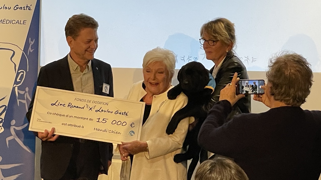 JFGuyot's tweet photo. Un autre prix 2022 du Fonds @linerenaud #LoulouGasté décerné à #HandiChien.
Une jeune scientifique en pointe contre le #Sida, autre lauréate, en présence de professeur Jean-François #Delfraissy, président du Comité national d’#Éthique https://t.co/rO5kgfwzJs