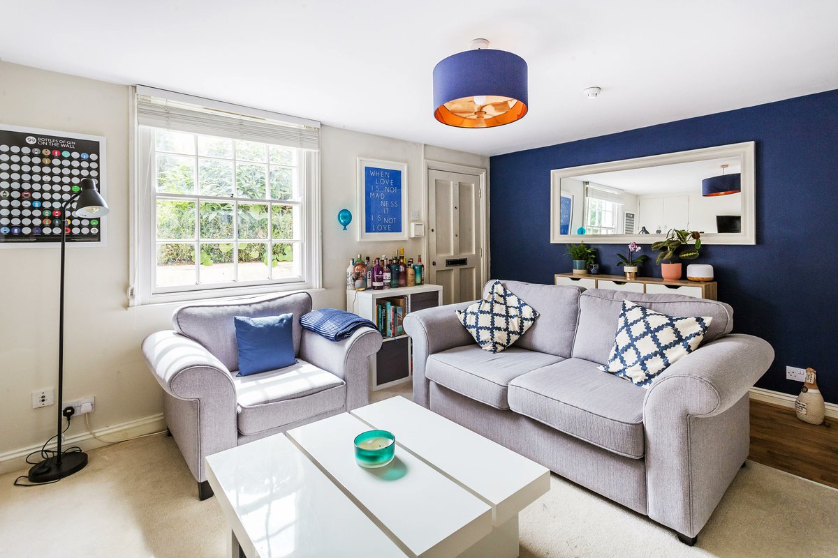 FOR SALE - At offers in excess of £210,000 a delightful and spacious 1 bed flat in the centre of #TunbridgeWells with the added bonus of parking.
The flat would make for a fab first home or investment property.  We like that the flat feels homely.  Call to view 📞01892 533 367.