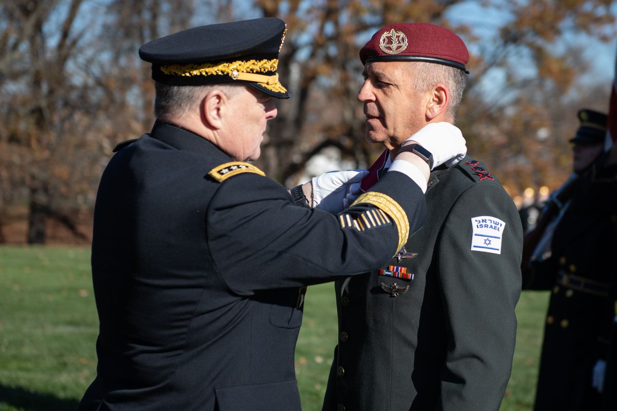 تسلّم رئيس الأركان الجنرال أفيف كوخافي وسام الاستحقاق العسكري الأمريكي من رئيس هيئة الأركان
