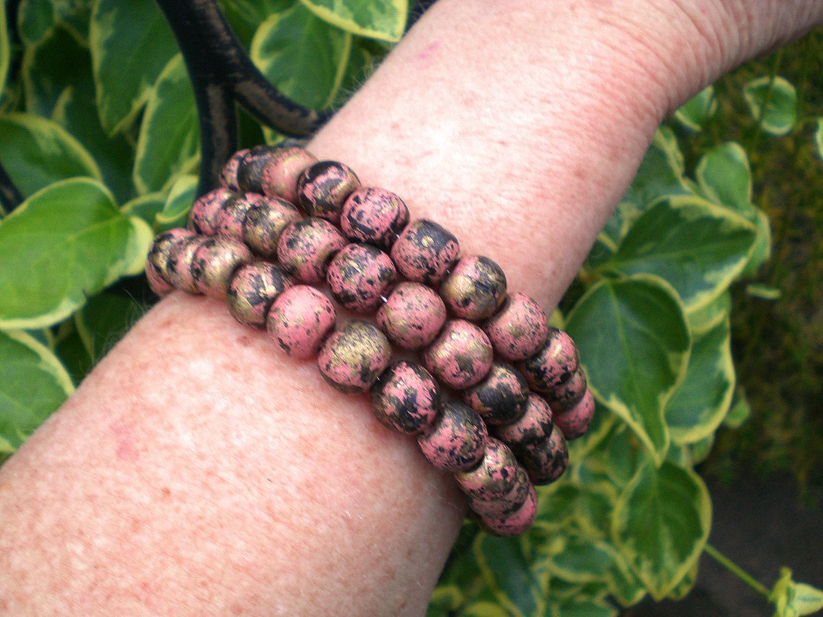 This lovely memory wire bracelet has approximately 80 wooden beads, coloured rose pink with splashes of black and gold. Available in my Etsy shop at: etsy.com/uk/listing/133… #memorywirebracelet #pinkbeadbracelet #etsyjewelry #etsyjewellery #etsyhandmade #etsygifts #EtsySeller