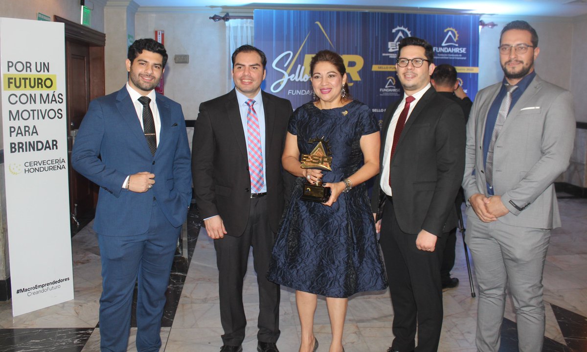 enter504's tweet photo. #CoberturaSocial FOTOS: @FUNDAHRSE_  reconoce a 71 empresas con el galardón sello ESR y a un gremio en su XVI edición     #RSE #ODS #FUNDAHRSE #SelloESR #Honduras #Sociales #Enter504HN #Empresarial #Tegucigalpa #SociedadHondureña 
https://t.co/2jpgMgGhxH https://t.co/ruz9c45EsX
