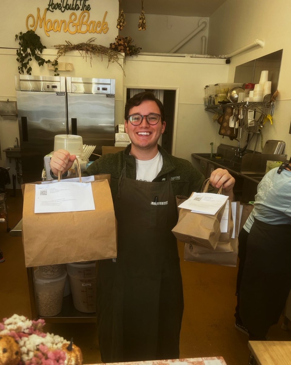 Keep it coming Gardeneurs! This is a reminder that we are collecting and transporting donations of new and lightly used twin bedsheets and blankets for HomeFirst! Click the link in our bio to find out how you can participate in #GardeneurGivesBack 🦃