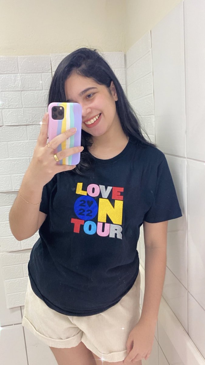 karolmoreto's tweet photo. Oi pessoal, vim aqui divulgar meu trabalho. 
Pra quem vai no show do #harrystyles estamos fazendo camisetas bordadas, 100% algodão.
E estão na promoção, comprando ate amanhã chega a tempo do show sim. 
Caso tenha alguma duvida, só chamar no Instagram: https://t.co/6msCI02SUN https://t.co/tYqX1Tudnu